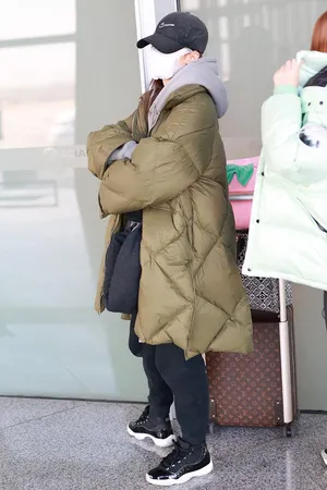 钟楚曦羽绒服卫衣随性精致机场照图片