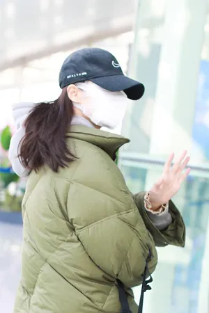 钟楚曦羽绒服卫衣随性精致机场照图片