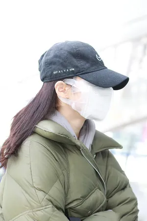 钟楚曦羽绒服卫衣随性精致机场照图片_3