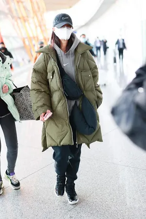 钟楚曦羽绒服卫衣随性精致机场照图片_4