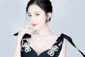 性感美女古力娜扎妩媚优雅写真_2