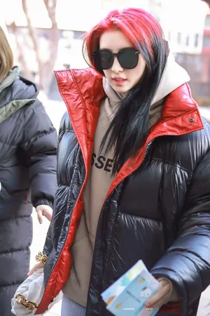 赵小棠红黑发色羽绒服温暖私服图片_1