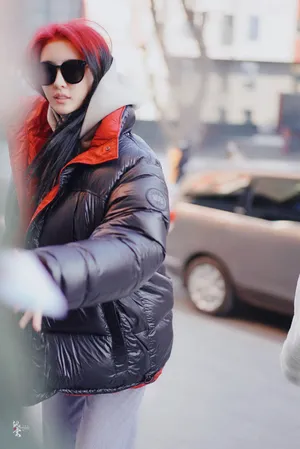 赵小棠红黑发色羽绒服温暖私服图片