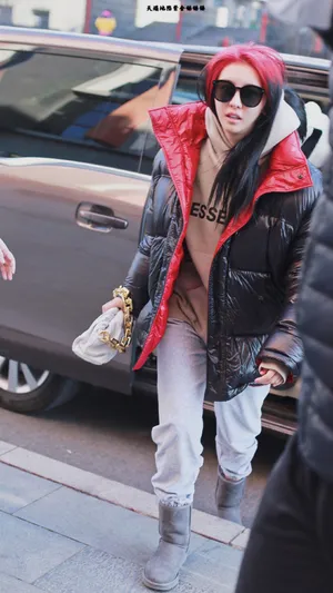 赵小棠红黑发色羽绒服温暖私服图片_5
