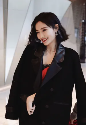 许佳琪明艳性感上班饭拍照图片_1