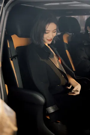 许佳琪明艳性感上班饭拍照图片_7