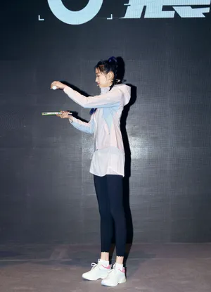 关晓彤甜酷运动风写真图片_7