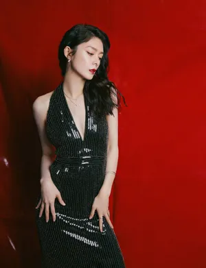 傅菁闪钻深v露背裙性感写真图片