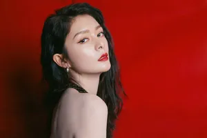 傅菁闪钻深v露背裙性感写真图片_8