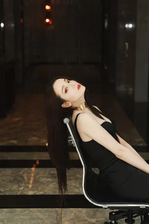 性感美女明星迪丽热巴露大腿写真_3