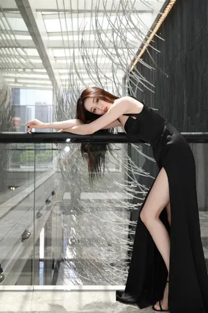 性感美女明星迪丽热巴露大腿写真_4
