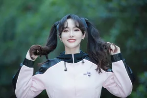 性感美女明星唐嫣妩媚优雅个性写真_2
