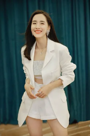 性感美女王智前凸后翘妩媚写真