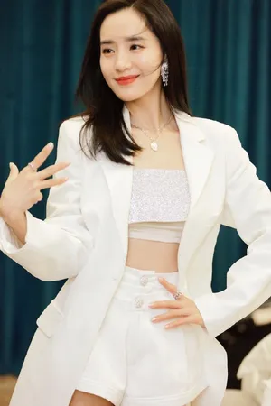 性感美女王智前凸后翘妩媚写真