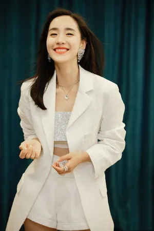 性感美女王智前凸后翘妩媚写真_5