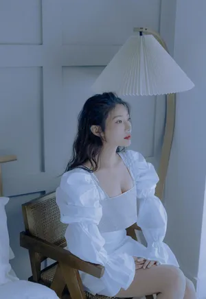 徐冬冬简洁白裙优雅性感写真图片_3