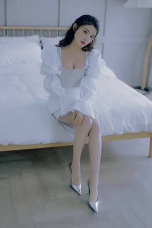 徐冬冬简洁白裙优雅性感写真图片_7