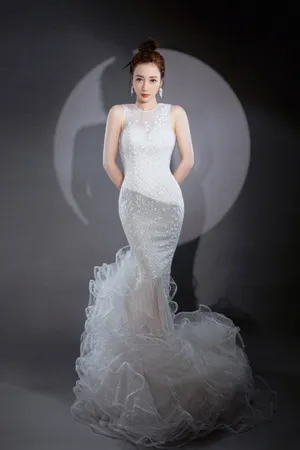柳岩蕾丝纱裙优雅性感写真图片