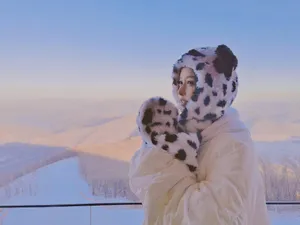黄一琳俏皮玩偶帽温暖雪景照图片_1