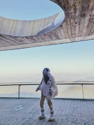 黄一琳俏皮玩偶帽温暖雪景照图片_2