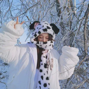 黄一琳俏皮玩偶帽温暖雪景照图片_6