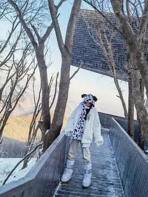 黄一琳俏皮玩偶帽温暖雪景照图片_7