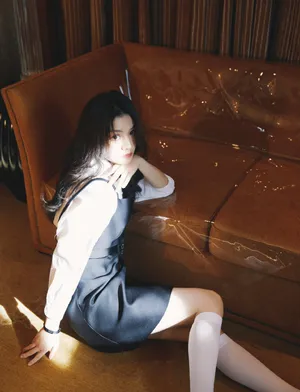 春夏黑色背带裙长袜复古文艺写真图片