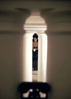 何穗深V蕾丝长裙性感写真图片