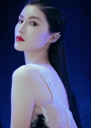 何穗深V蕾丝长裙性感写真图片_2