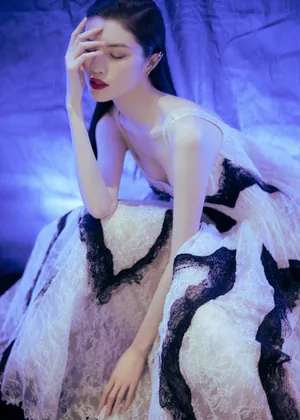 何穗深V蕾丝长裙性感写真图片_4