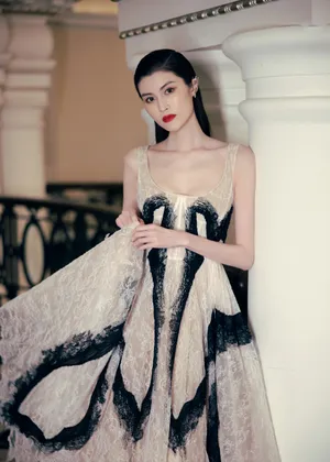 何穗深V蕾丝长裙性感写真图片_6