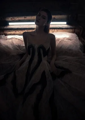 何穗深V蕾丝长裙性感写真图片_8