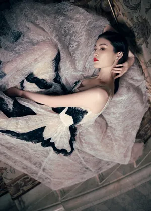 何穗深V蕾丝长裙性感写真图片_9