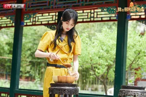 性感美女明星郑爽妩媚优雅写真_1
