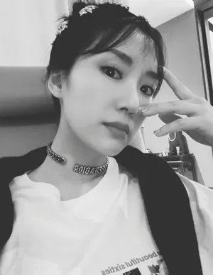 李念发箍丸子头可爱俏皮自拍图片_2