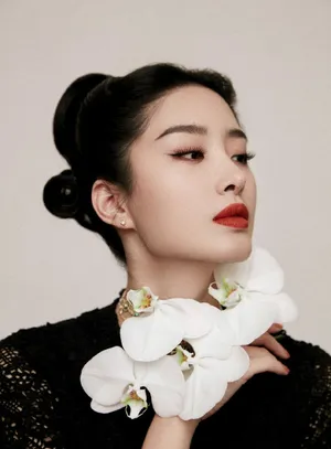 性感美女明星杨采钰妩媚优雅写真_5