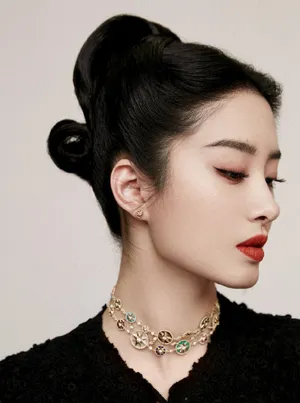 性感美女明星杨采钰妩媚优雅写真_6