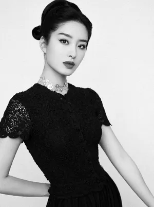 性感美女明星杨采钰妩媚优雅写真_7