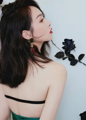 性感美女宋茜露后背优雅写真_1
