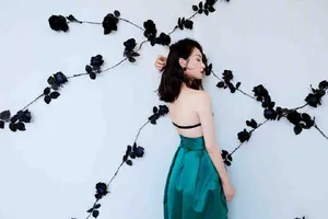 性感美女宋茜露后背优雅写真_3