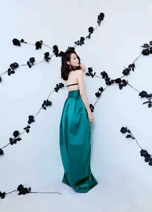 性感美女宋茜露后背优雅写真_4
