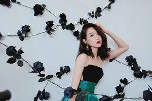 性感美女宋茜露后背优雅写真_5