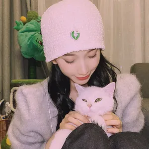 刘令姿粉色针织帽撸猫私服图片_3