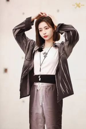 许佳琪甜酷飒爽风格写真图片