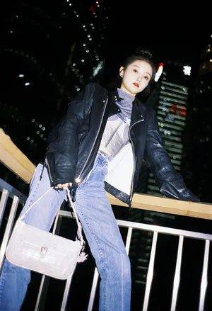 林小宅夜晚网球场皮衣写真图片_3