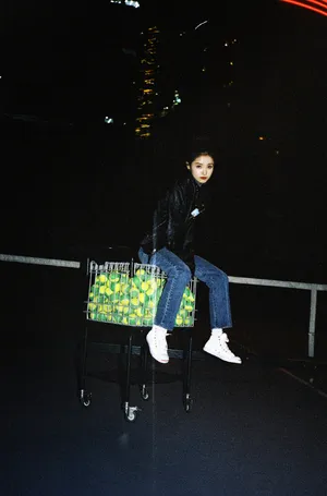 林小宅夜晚网球场皮衣写真图片_8