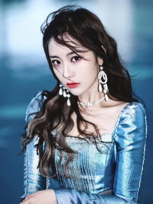 硬糖少女王艺瑾亮片裙妩媚性感写真图片