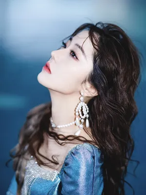 硬糖少女王艺瑾亮片裙妩媚性感写真图片_1