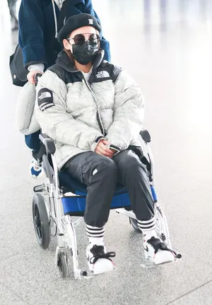 张嘉倪羽绒服青春靓丽坐轮椅机场照图片_1