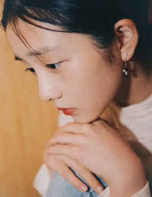黄多多短发造型成熟文艺美照图片_3